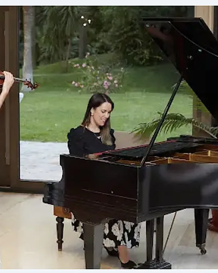 Anaïs Crestin, Concierto en la Embajada, dúo con violín