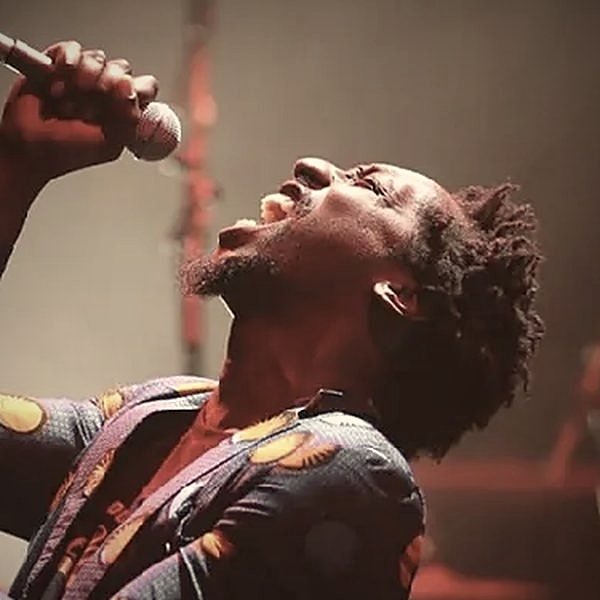 Adrien Rukira, chanteur hip-hop, sur scène