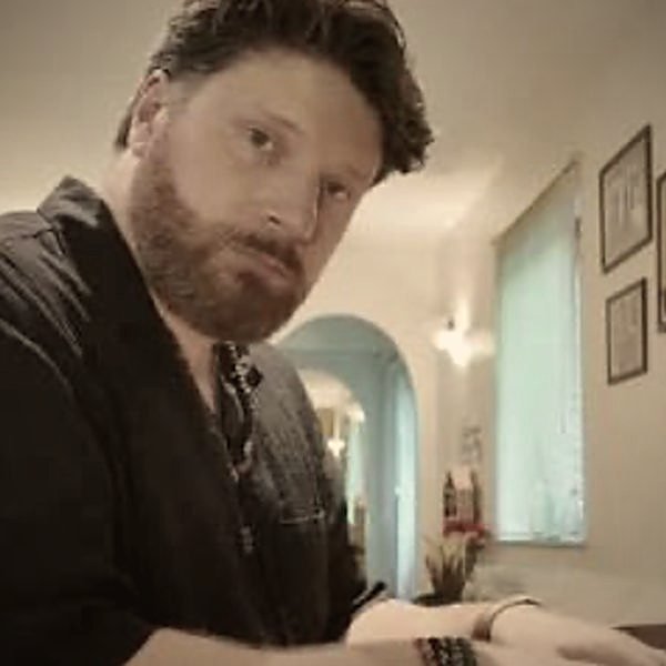 Piotr Paluch, pianiste et producteur, au piano